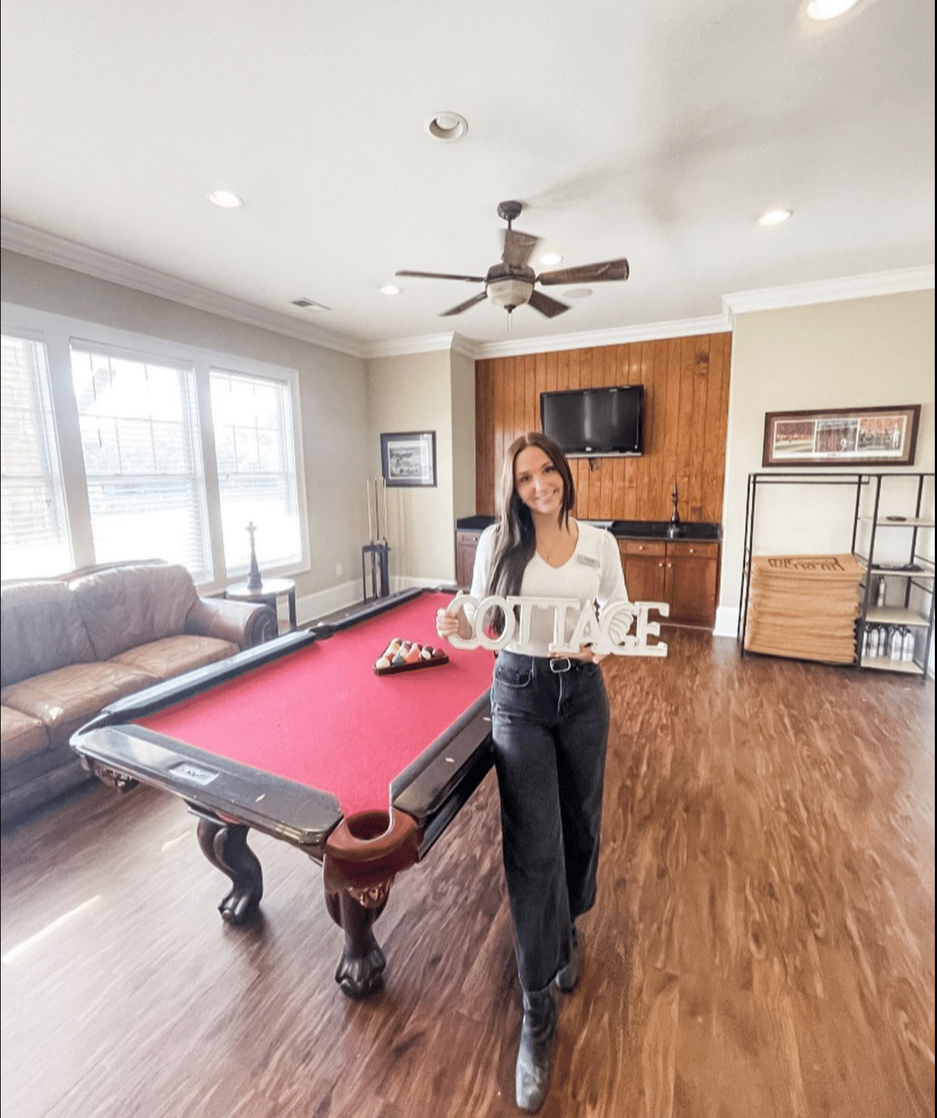 the retreat at columbia apartments near university of south carolina resident clubhouse pool table